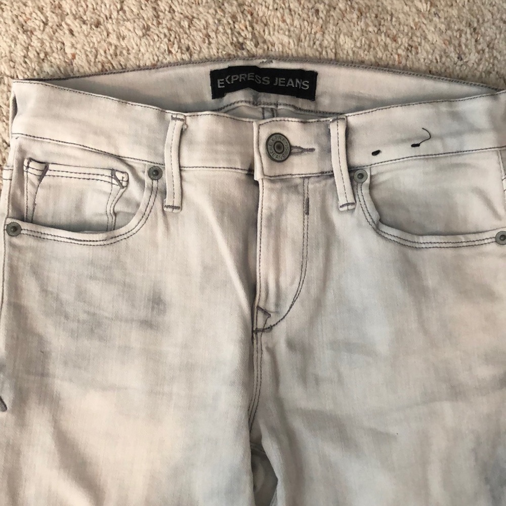 Gray skinny jeans with holes in knees